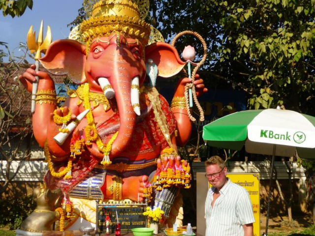 Stefan in front of red elephant
