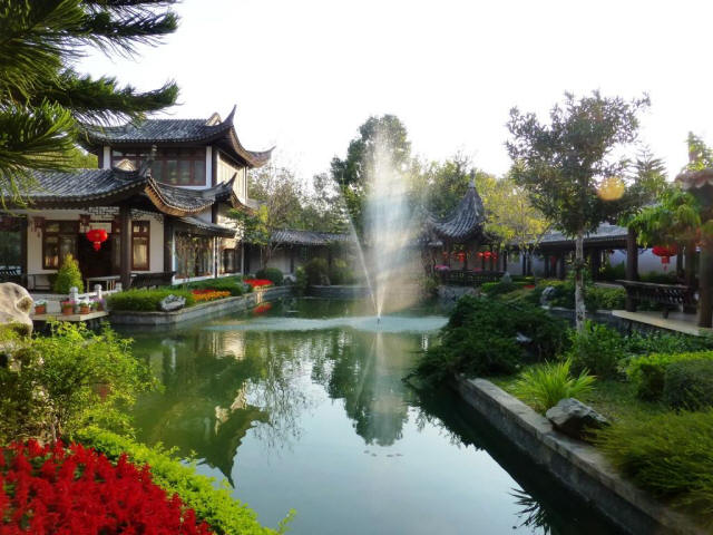 Chiang Rai temple with water fountain pond