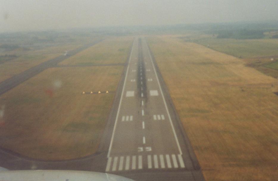 Cockpit View HB-DIC ESMS approach 33