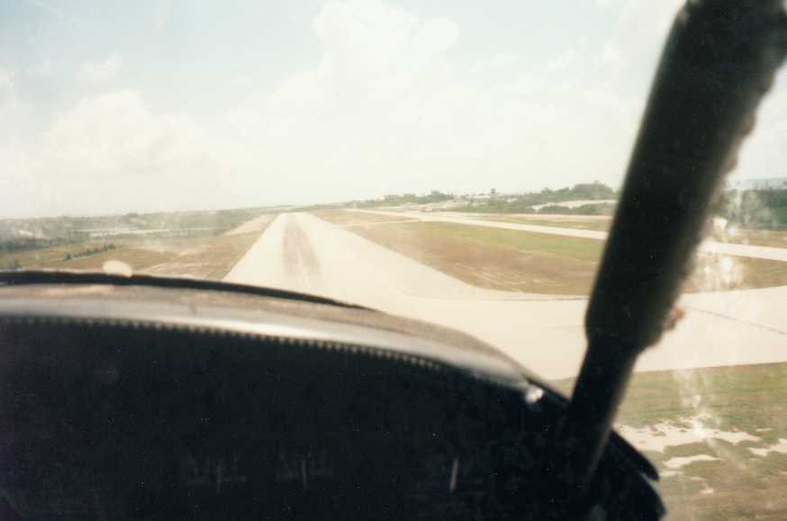 Cockpit View KFXE short final Runway 08