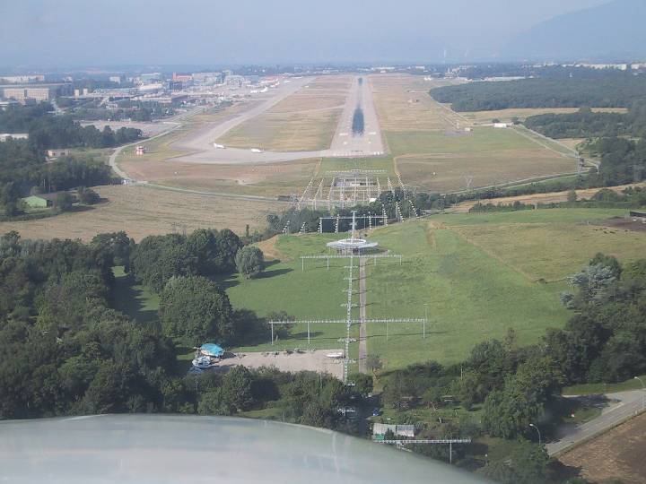 Cockpit View LSGG short Final