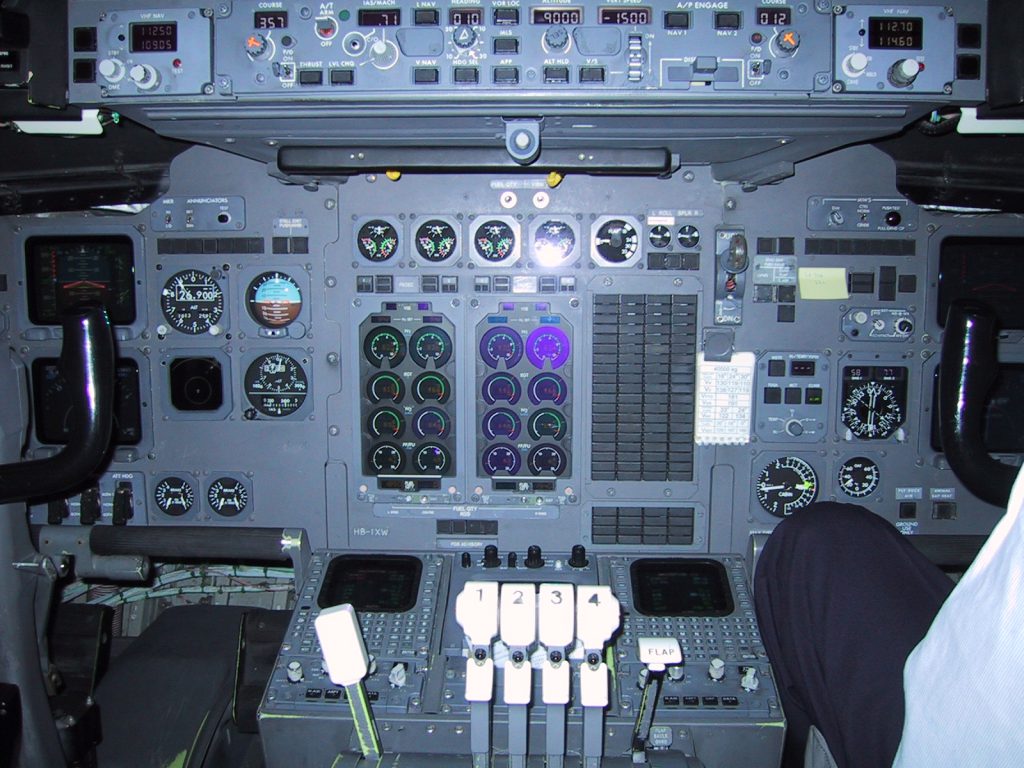 HB-IXW Cockpit middle view
