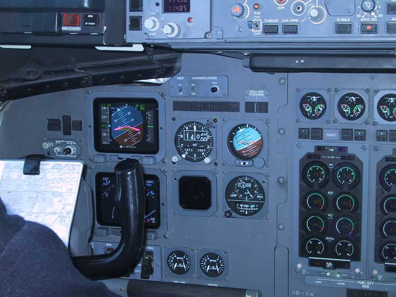 HB-IXW Cockpit Captain's side