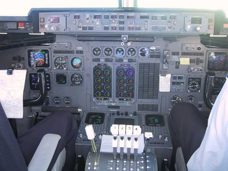 HB-IXW Cockpit Sunshine in the flightdeck