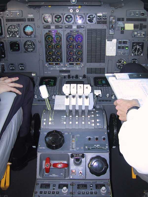 HB-IXW Cockpit view from the jump seat