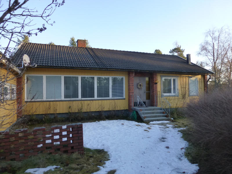 House Strömsbruk front with snow