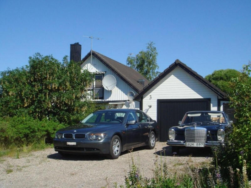 House Stocka driveway with 2 cars