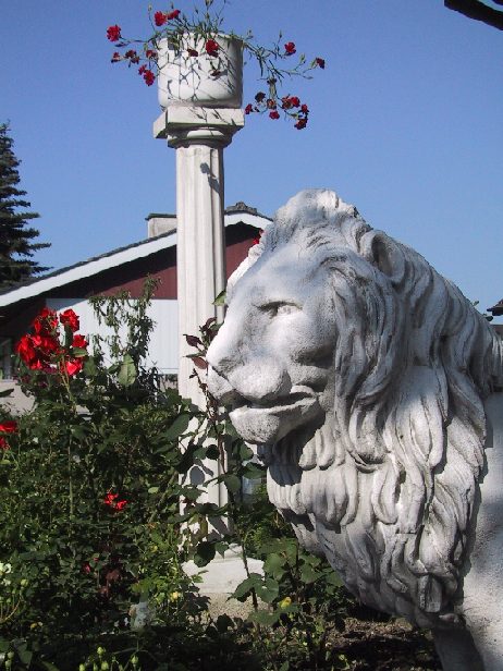 House Suhr lion sculpture left