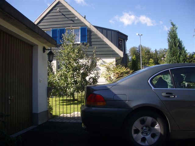 House Suhr partially car and house from side
