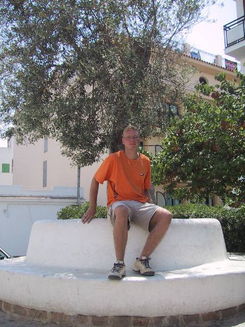 Palma de Mallorca LEPA Stefan sitting under Olive tree at Cathedral