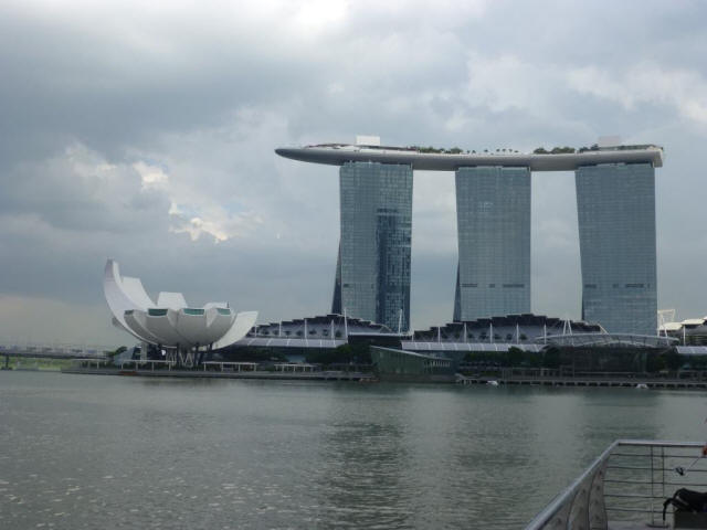 Singapore Marina Bay Sands Hotel sideview
