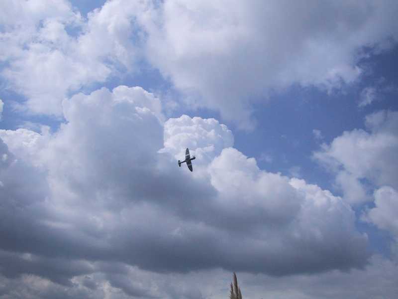 Chalon sur Saône Spitfire stunts